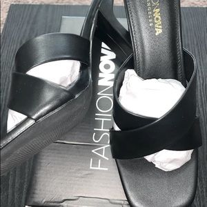 Fashion Nova black open heel toe sandal